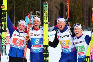 Čeští biatlonisté slaví v úvodním závodě mistrovství světa medaili, smíšená štafeta si dojela pro stříbro