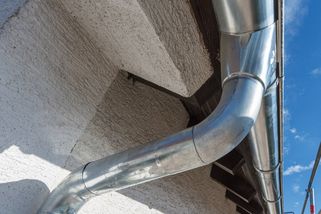 Okap svedený do kanálu se může prodražit. Hrozí pokuty, ostuda i vytopení sousedů