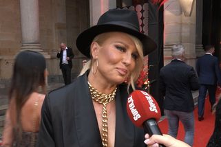 Princezen je tady dost, já to chtěla rozbít! Krainová se nechala zašít do saka a vystavila nohy i vnady - Super.cz