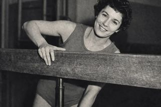 Nespoutaný milostný život dohnal gymnastku Evu Bosákovou do náruče StB. Donášela na Věru Čáslavskou - Médium.cz