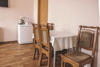 Mladí Češi vyhazují jídelní stoly z bytů. Zabírají moc místa, nahrazuje je trend z Japonska