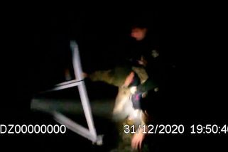 Mladíci odpalovali pyrotechniku. Opilý senior na ně vytáhl zbraň - Novinky