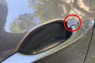 Co dělat, když najdete za klikou auta zastrčenou minci? Neradovat se, ale zpozornět a zavolat policii