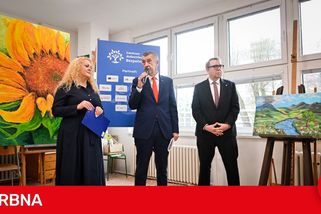 Vlády ČR a SR při příjezdu na jednání vítají v Nové Horce protestní billboardy