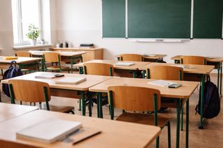 Nedostatek učitelek? Rodiče suplují systém vlastním časem - Médium.cz