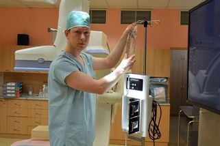 Lékaři z Vítkovic jako první provedli angioplastiku tepen dolních končetin vpichem přes zápěstí - Novinky