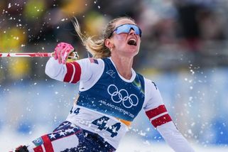 Zhroutila se a křičela bolestí. Digginsová „mimo tělo“ urvala medaili, i s pohmožděnými žebry