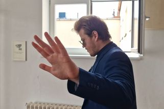 Bezcitně týraný pes z parapetu je šťastný, majitel se zpovídá u soudu - Novinky