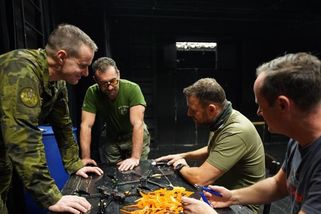 „Dechberoucí lež.“ Poslanec ANO napsal, že peníze na drony šly na výživné. Teď otočil