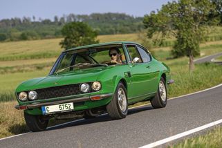 Slunečný den, design od Bertoneho a motor Ferrari V6. Svezení s Fiatem Dino 2400 je nevšedně krásný zážitek - Garáž.cz