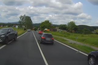 Na Děčínsku vjel před houkající sanitku a počastoval ji vulgárními gesty. Policie řidiče dopadla