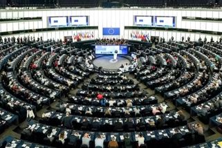 Tito čeští europoslanci hlasovali pro zákaz spalovacích motorů. Všichni kandidují znovu