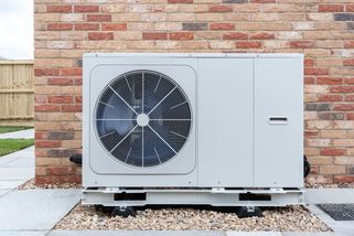 Koupili jsme si domů tepelné čerpadlo s vidinou úspor za topení. Z reálné úspory se stal spíše špatný vtip