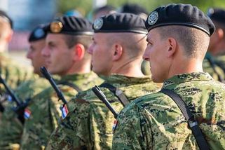 V Chorvatsku znovu začala povinná vojna: Branci můžou mít mobil i dlouhé vlasy