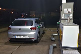 Nebyly to jen plané výhružky. Slovensko opravdu zavedlo dražší tankování pro cizince