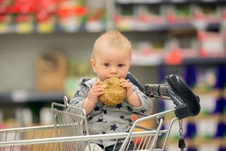 Jana (32): „Klidně dám dítěti rohlík ještě před zaplacením, ať je klid!“ To, co o tom říká, rozděluje rodiče i obchody