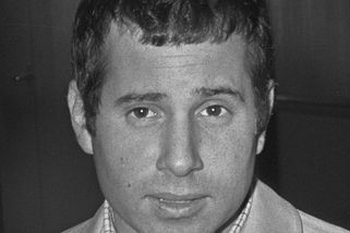 Paul Simon: introvert, který dobyl svět hudbou. Vzal si slavnou herečku, s Garfunkelem se rozešli - Médium.cz