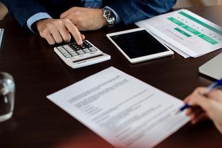 Volíte populisty? Tak si vezměte půjčku a dejte peníze svým rodičům - Médium.cz