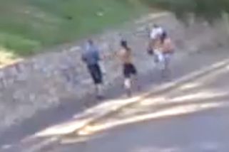 "Nejdu do basy, ne?" Trojice polonahých mužů okradla seniora, vše zachytila kamera