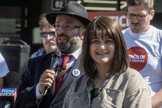 „Jdu tvrdě proti kapitálu.“ Maláčová v rudém dresu loví voliče - Seznam Zprávy