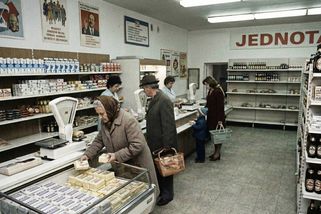Tvrzení, že za socialismu bylo levněji, je lež. Na pivo, máslo i řízky jsme dřeli násobně déle