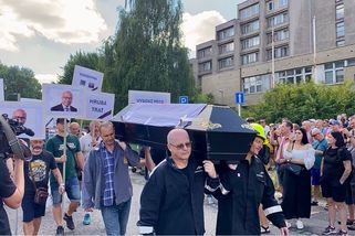 Musí tisíce lidí v Liberty dva měsíce pracovat zadarmo? Jinou možnost nemají - Seznam Zprávy