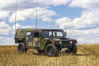 Univerzální voják: Legendární Humvee vás navoní naftou a překvapí snadným ovládáním - Garáž.cz