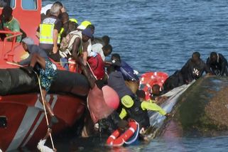 Od nové migrační brány: „Topící se děti už nechci vidět, proto pracuji tady“ - Seznam Zprávy