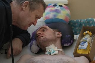 Fotky: Oddaný táta zůstává dva roky po boku syna, přišel na Donbase o kus hlavy - Seznam Zprávy