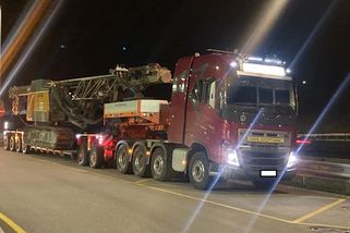 Nadměrný náklad ohrozil provoz na dálnici | hasici.cz