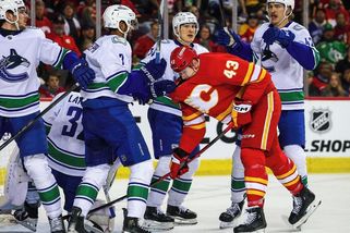 NHL | Proti českému útočníkovi stálo monstrum. Klapka srovnal v bitce rekord NHL - Sport.cz