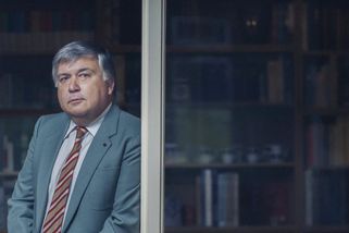 Člen vedení pražské vysoké školy měl donášet StB na emigranty. Ve vedení školy končí