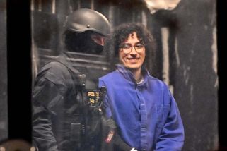 Feministický aktivista i mladá dívka. Kdo jsou „teroristé“ z útoku na zbrojovku?