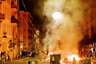Hořící kontejnery a výtržníci v ulicích. Švýcarské město zachvátila neobvyklá vlna násilí
