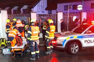 Opilý a zdrogovaný ukrajinský řidič mikrobusu boural v Plzni. Cestující nebyli připoutaní - Novinky