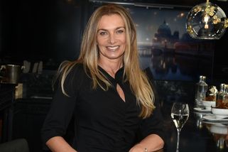 Červená tanga, vysportovaný zadek a nahoře bez! Alice Bendová zveřejnila archivní klenot