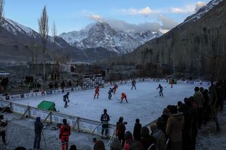 Hokej na tenkém ledě. Teplé zimy v Pákistánu ohrožují zimní sporty i turistiku - Novinky