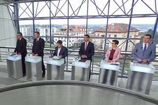 Nedělní debatu po Moravcovi odehrála ČT na chodbě, s hosty vestoje