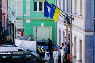 Nechutné komentáře po útoku střelce v Chřibské: Veřejnost pobouřila vlajka na úřadě, měli ji za ukrajinskou