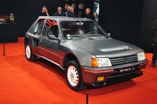 Ikona osmdesátek a syrový sporťák. Peugeot 205 uměl zahanbit i výrazně silnější vozy