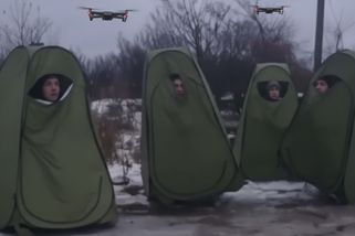 Video: Rusové se před drony schovávají v mobilních toaletách. Video ukáže jak moc úspěšné to maskování je