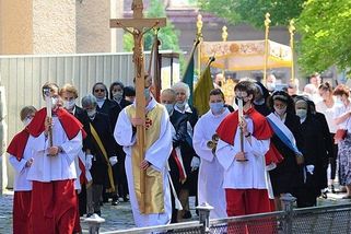 Soumrak katolické moci. Zklamaní Poláci mění kříž za slovanské bohy a prastaré rituály - Médium.cz