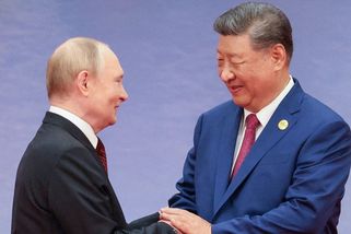 Diplomatická výhra Pekingu. Konec války přijíždějí slavit těžké váhy - Seznam Zprávy