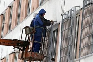 Pětimetrová zeď a zákaz vjezdu. Věznice v Rapoticích zpřísnila opatření