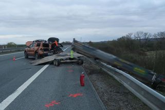 Řidič na D1 utekl od porouchaného auta za svodidla. Tam ho smetl vozík, do kterého narazil kamion - Novinky