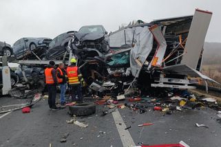 Dálnici D8 uzavřela nehoda tří kamionů - Novinky