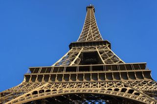 Dva dobrodruzi seskočili za úsvitu padákem z vrcholu Eiffelovy věže - Novinky
