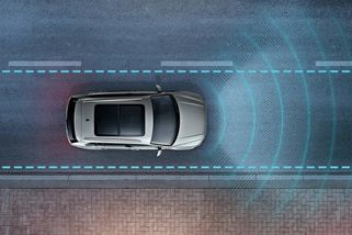 Asistent jízdy v pruhu: Užitečný pomocník či zbytečné omezení?