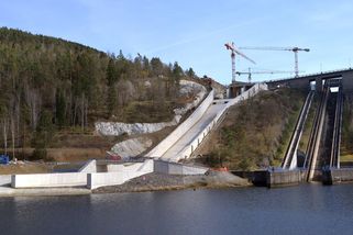 Přes přehrady Orlík a Slapy neprojde dva roky ani noha, autobusy mění trasy - Novinky