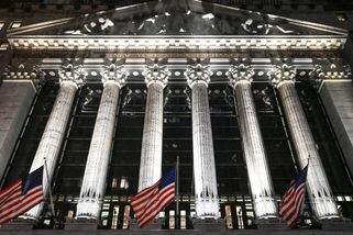 Pozor na pasivní investice. Slepě kopírovat americké indexy se může vymstít